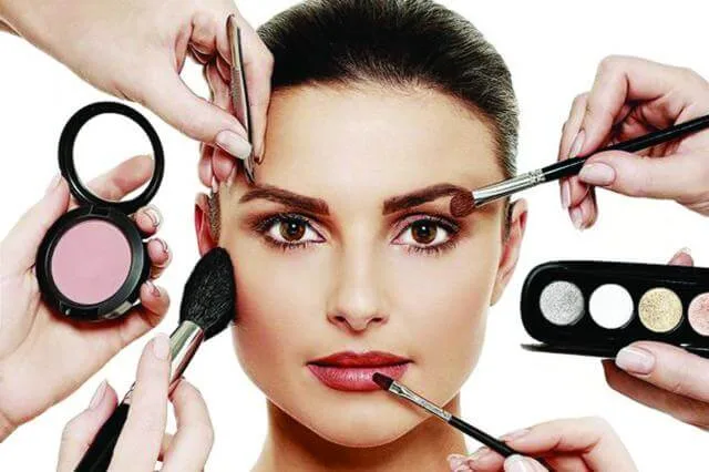 Produse cosmetice pe care trebuie sa le aiba orice femeie
