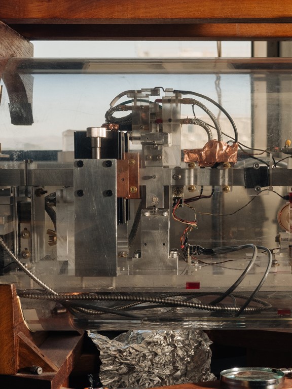 Deoarece propulsia pe care o cauta este atat de mica, Woodward si studentul sau absolvent Tom Mahood au construit un stand de testare personalizat pentru unitatea cu efect Mach