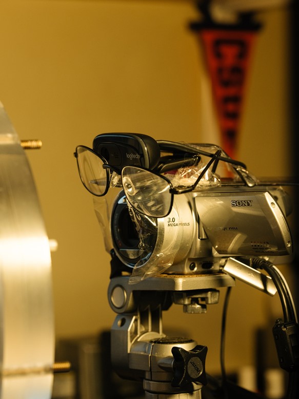 Fearn foloseste o pereche veche de ochelari ai lui Woodward pentru a focaliza camera web care fotografiaza experimentele