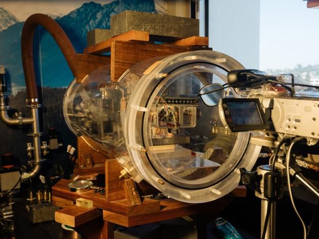 Unitatea de asistare gravitationala cu efect Mach a lui Woodward este montata la capatul unui echilibru de torsiune intr-o camera de vid