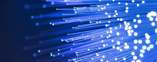 laser semiconductor emite lumina prin emisie stimulata