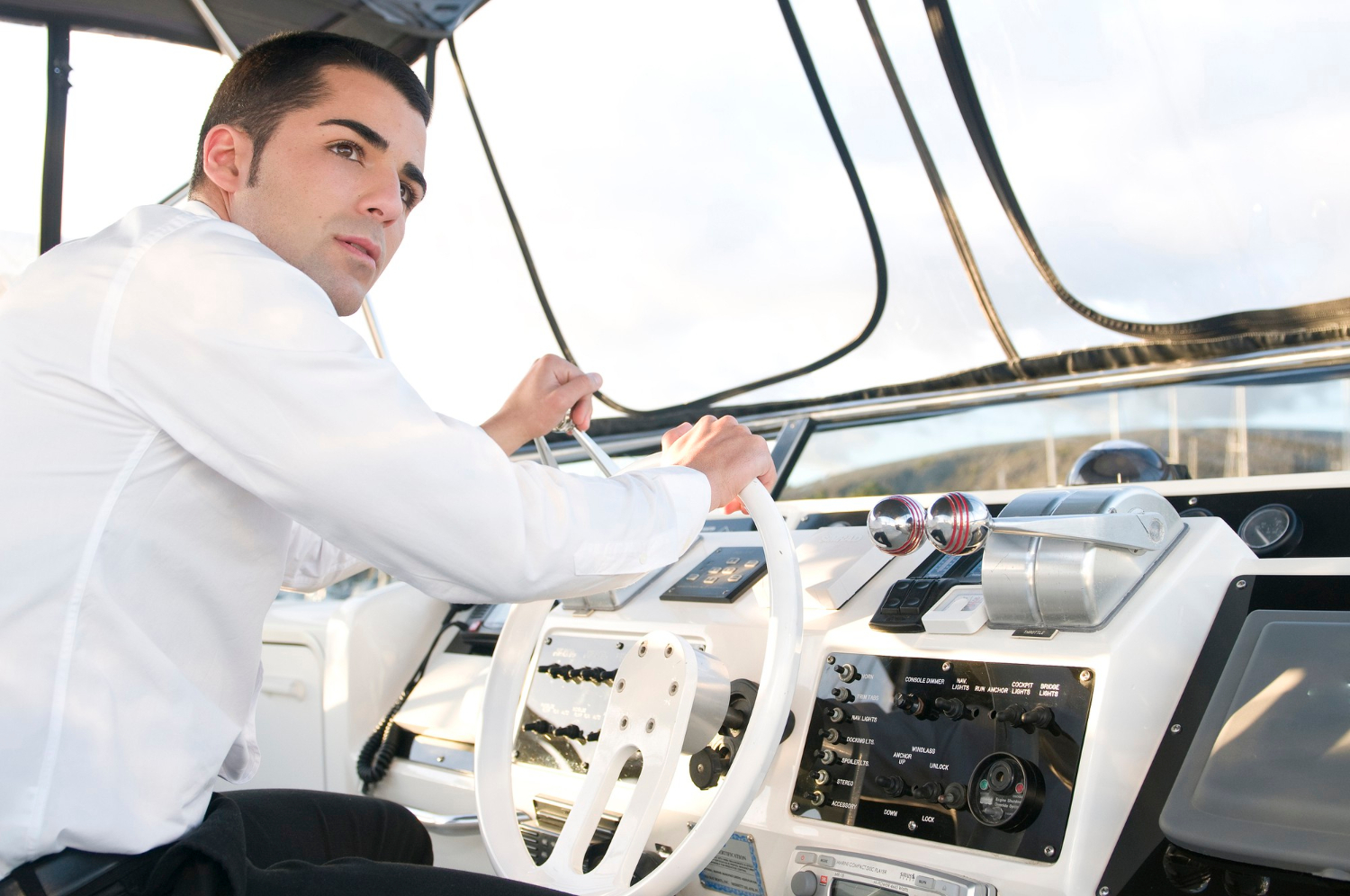 Permisul pentru Barca cu Motor: Navighează Legal și în Siguranță
