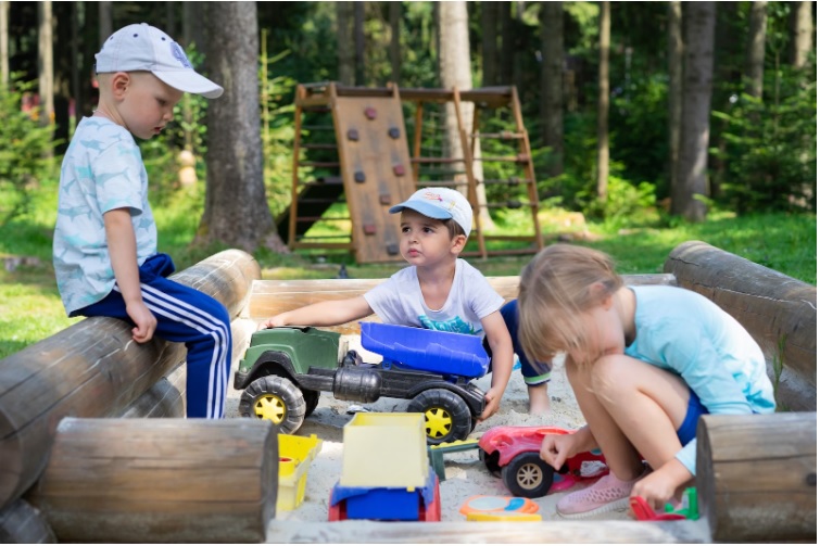 Este vară și vrei să îți ții copilul ocupat cu diverse activități? Iată 4 idei de pus în practică