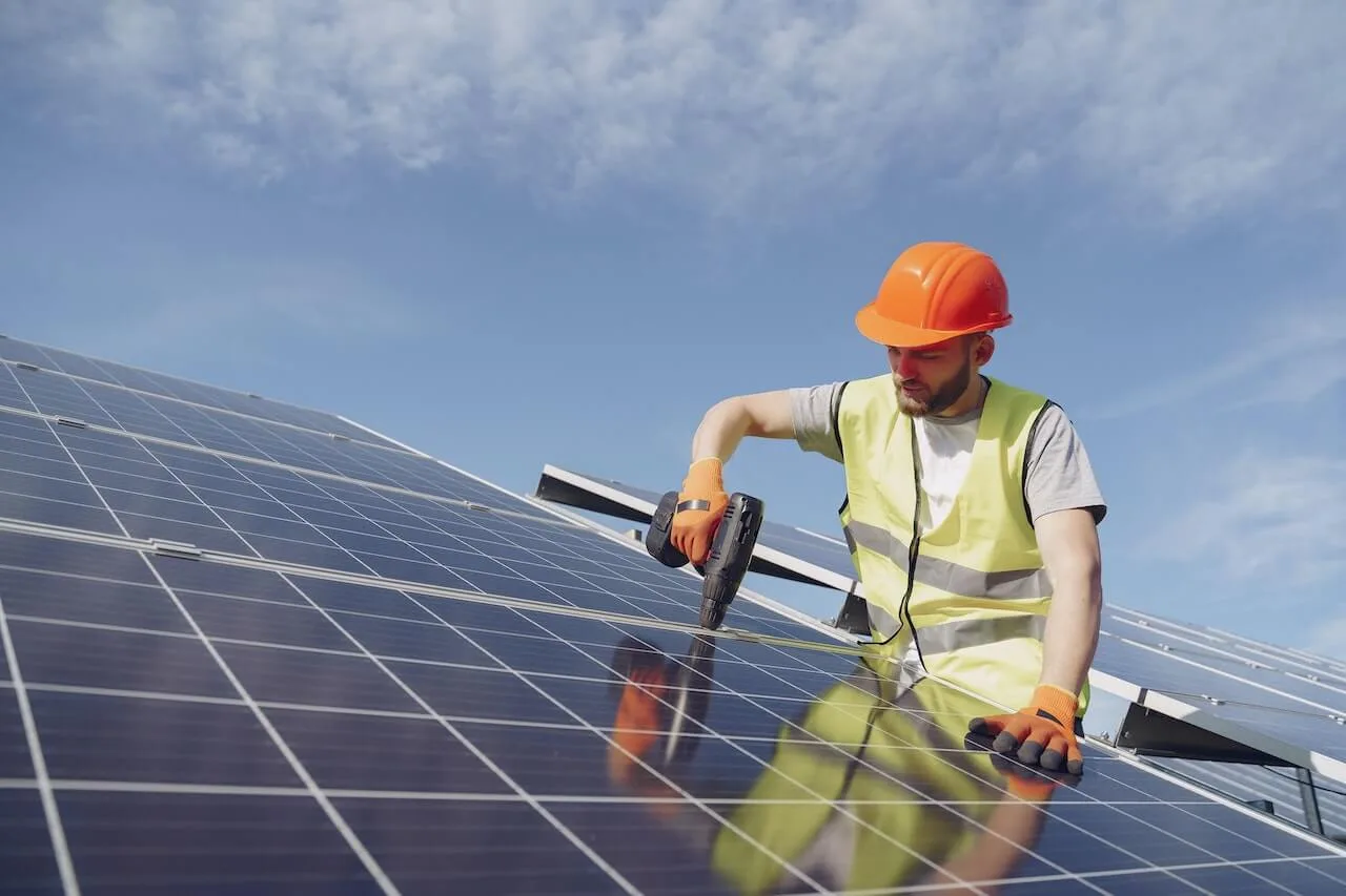 Panouri fotovoltaice on-grid sau off-grid: Cum să faci alegerea potrivită pentru casa ta