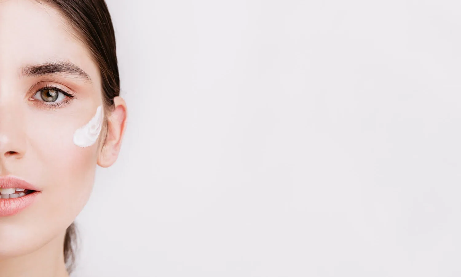 Rutina matinală perfectă: Descoperă cele 5 produse de skincare esențiale pentru un ten strălucitor