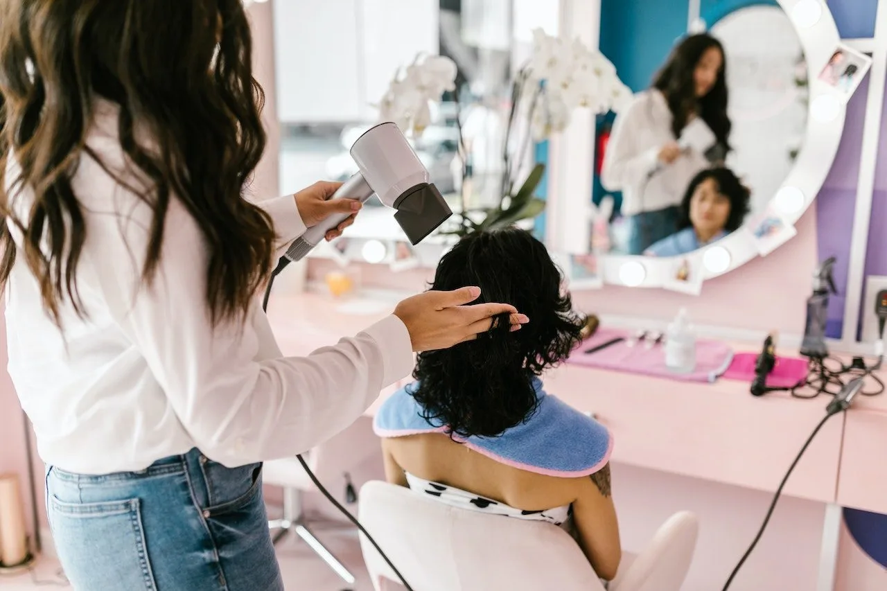 De ce este important să ai aparate de coafat profesionale dacă vrei să fii un hairstylist de succes