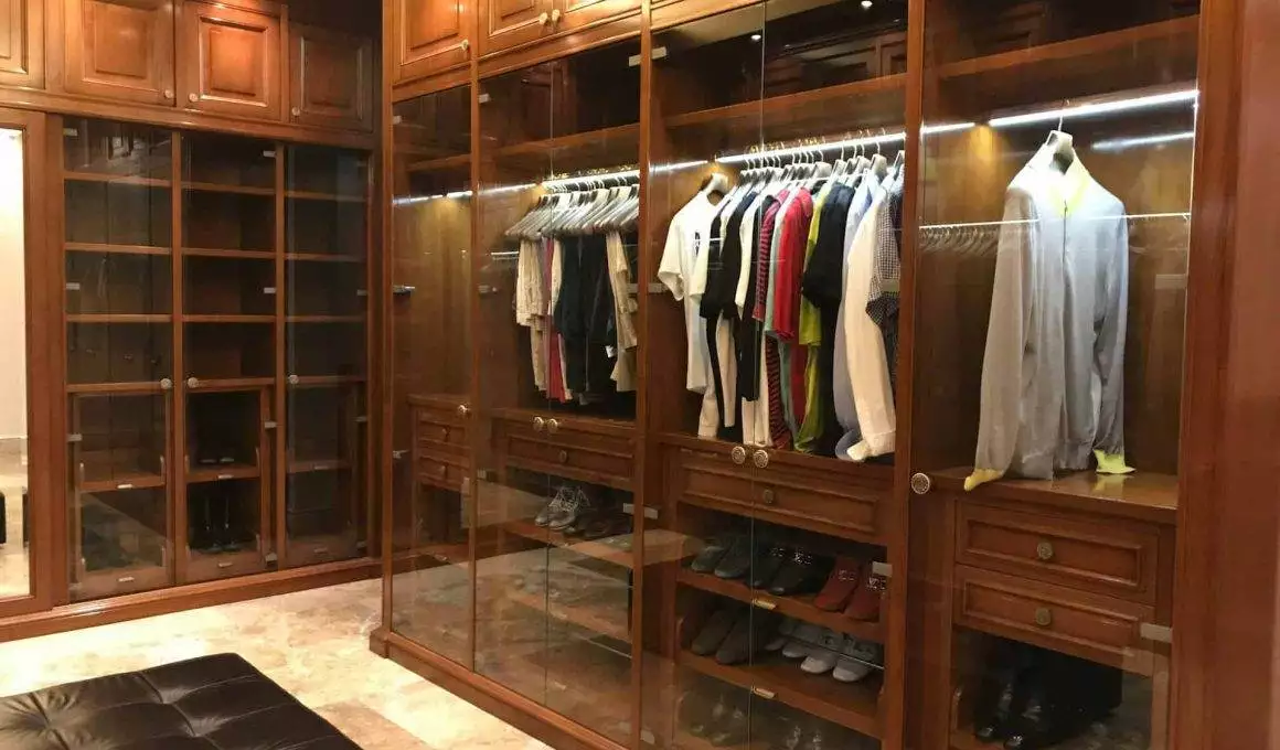 Cămașa albă în carouri roșii - o piesă esențială în garderoba masculină pentru această vară