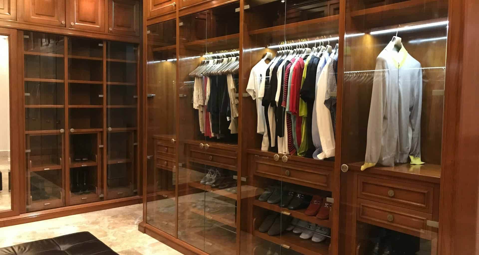 Cămașa albă în carouri roșii - o piesă esențială în garderoba masculină pentru această vară