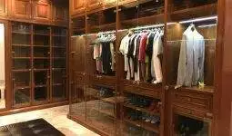 Cămașa albă în carouri roșii - o piesă esențială în garderoba masculină pentru această vară