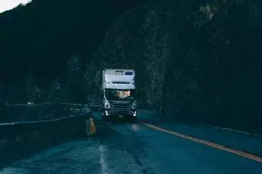 Anvelopele de camion și siguranța rutieră: ce factori contează cel mai mult pe drumurile lungi