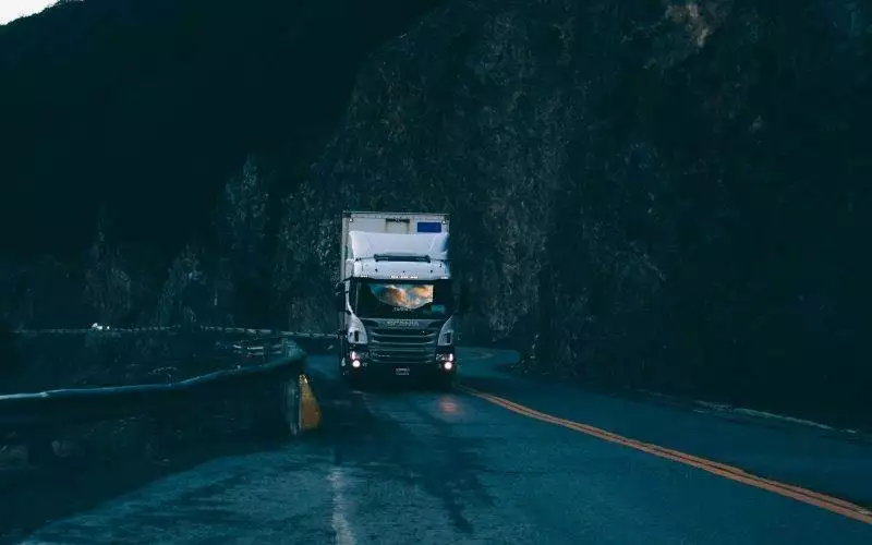 Anvelopele de camion și siguranța rutieră: ce factori contează cel mai mult pe drumurile lungi