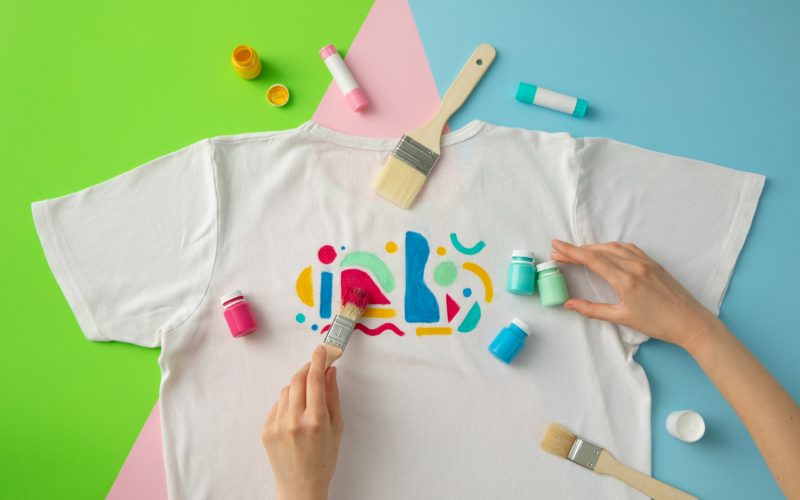 Cum pot crea un design unicat pentru un tricou personalizat