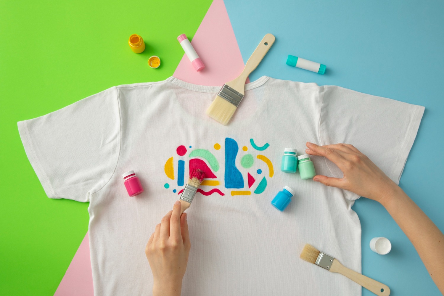 Cum pot crea un design unicat pentru un tricou personalizat