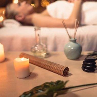 Cum pot fi gestionate reacțiile emoționale intense în timpul masajului tantric