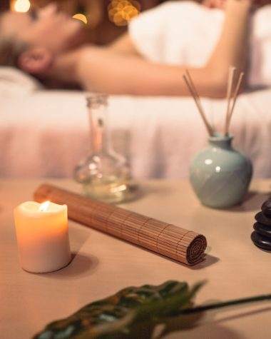 Cum pot fi gestionate reacțiile emoționale intense în timpul masajului tantric