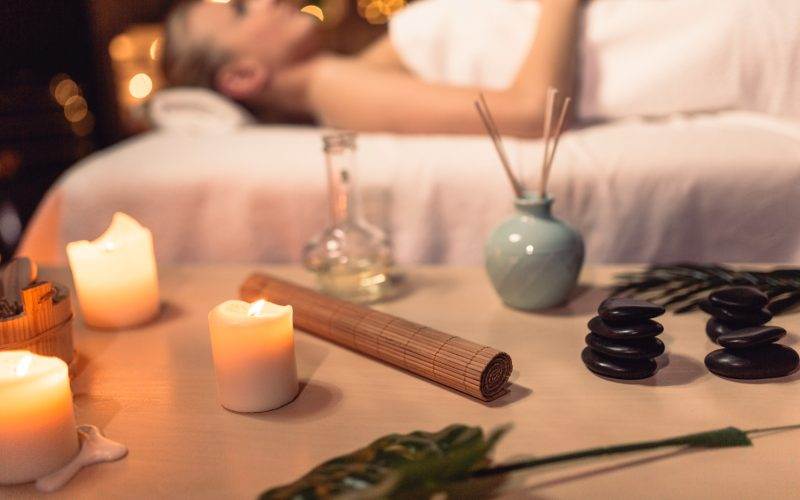 Cum pot fi gestionate reacțiile emoționale intense în timpul masajului tantric