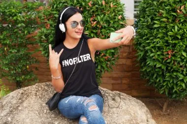 Pot personaliza tricouri pentru un festival?