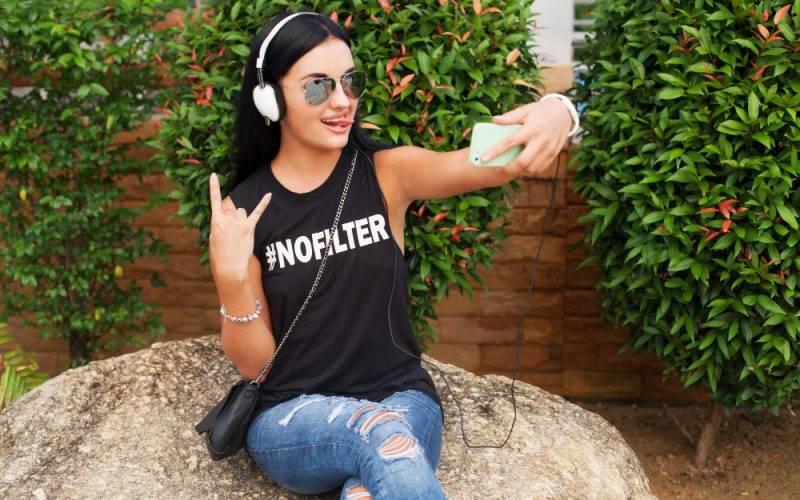 Pot personaliza tricouri pentru un festival?