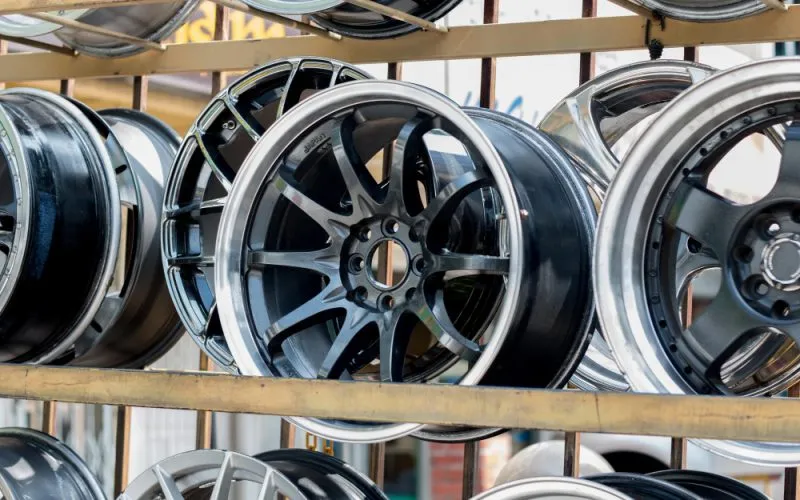 Jantele revopsite sunt mai vulnerabile la zgârieturi și lovituri?