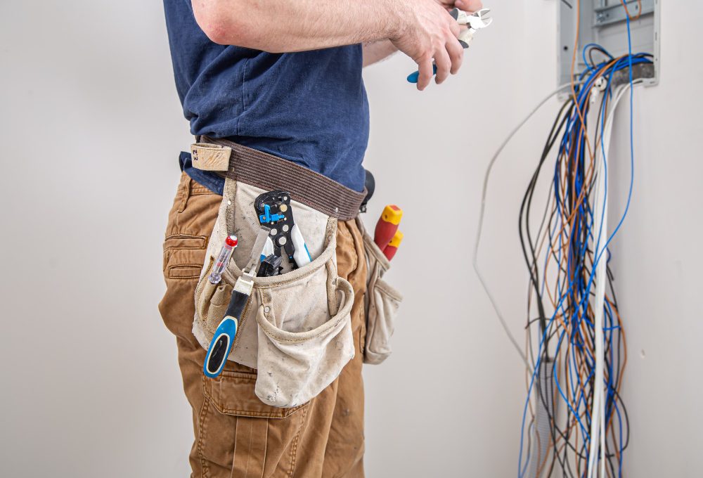 Diferența dintre electrician calificat și electrician autorizat ANRE, explicată pe înțelesul tuturor