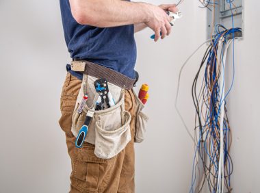 Diferența dintre electrician calificat și electrician autorizat ANRE, explicată pe înțelesul tuturor