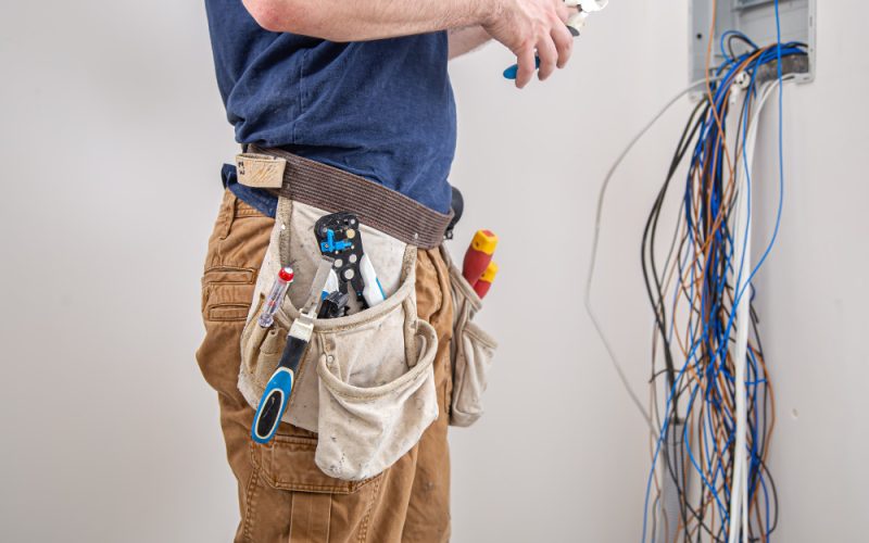 Diferența dintre electrician calificat și electrician autorizat ANRE, explicată pe înțelesul tuturor